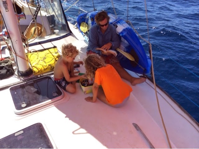 kids-playing-sailboat