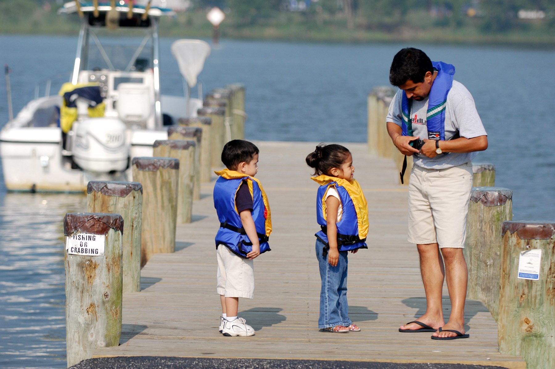 3 Reasons Parents Should Wear Life Jackets with Kids - Boater Kids